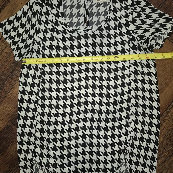 Black and White Houndstooth Women's Top - Picture 4 of 5